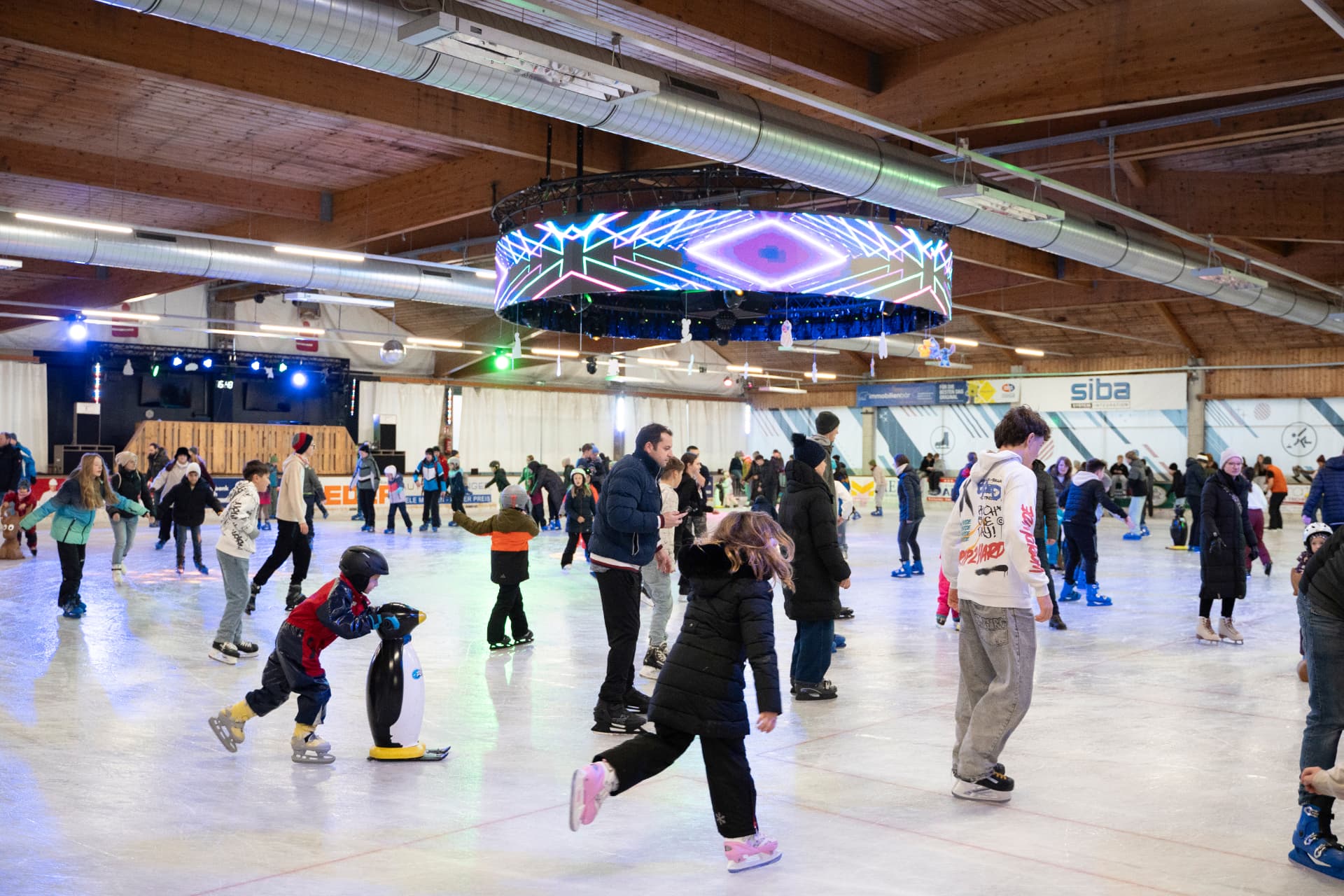 Eishalle Peuerbach Innenansicht mit Eisläufern